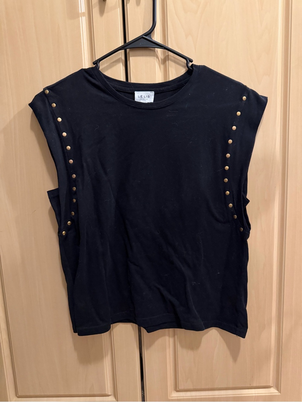 LE LIS Black Stud-Trim Sleeveless Tee 🖤